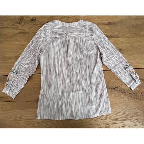 Paparazzi Small embroidered Floral Tunic Button Down Top Striped NWOT - Picture 10 of 10